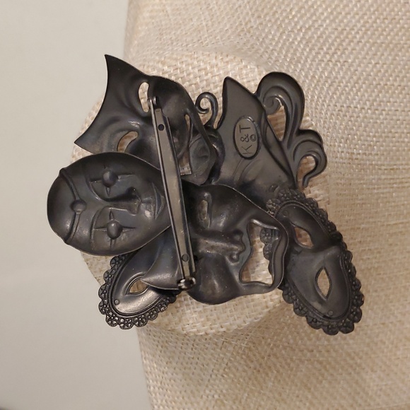 Mardi Gras Tricolored Mask Brooch - Picture 4 of 6